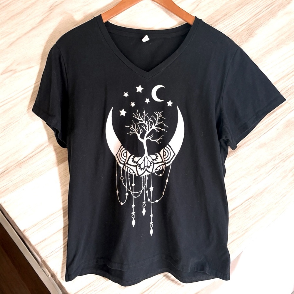 Chicyea-XL women’s v-neck crescent moon goddess t-shirt. 50/50 cotton. EUC! - Picture 3 of 7